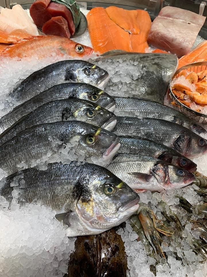 Ein Haufen Fische sitzt auf dem Eis.