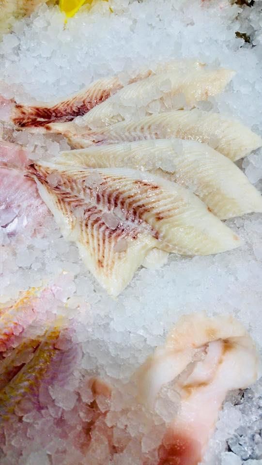 Eine Nahaufnahme eines Stücks Fisch auf Eis.