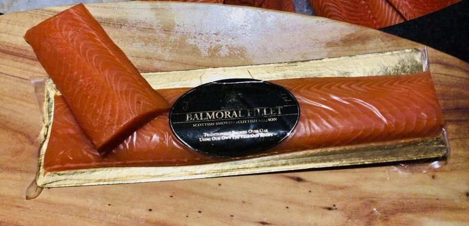 Auf einem Holztisch liegt eine Packung Räucherlachs.