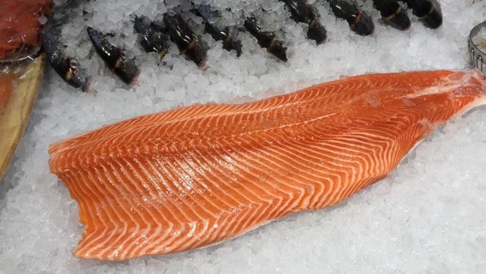 Ein Stück Lachs liegt auf dem Eis.