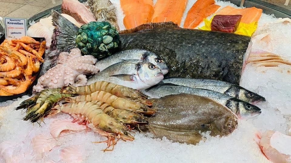 Verschiedene Meeresfrüchte liegen auf Eis.