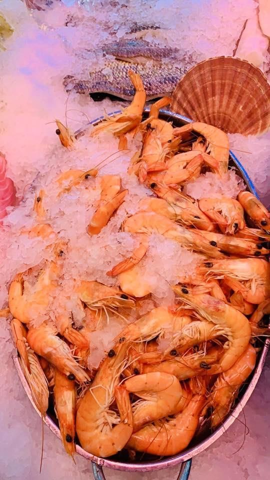 Eine Schüssel Garnelen auf Eis.