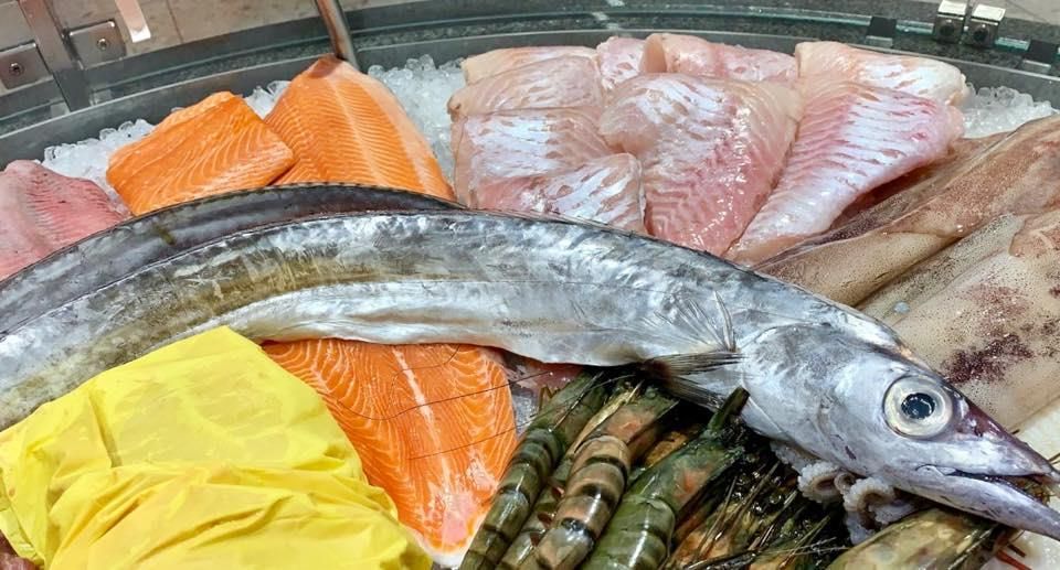 Auf einem Teller mit Fisch liegt ein Fisch.