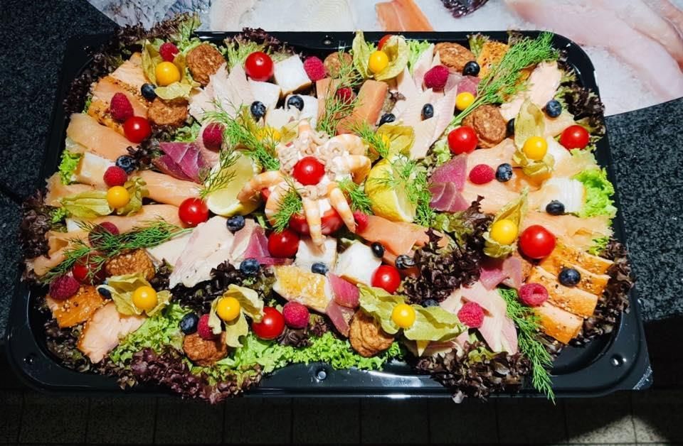 Ein schwarzes Tablett mit verschiedenen Fleisch- und Gemüsesorten