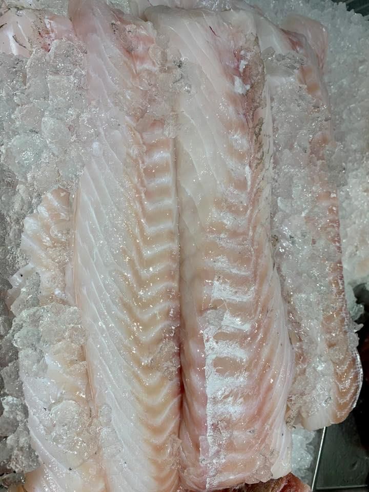 Eine Nahaufnahme eines Stücks Fisch auf Eis.