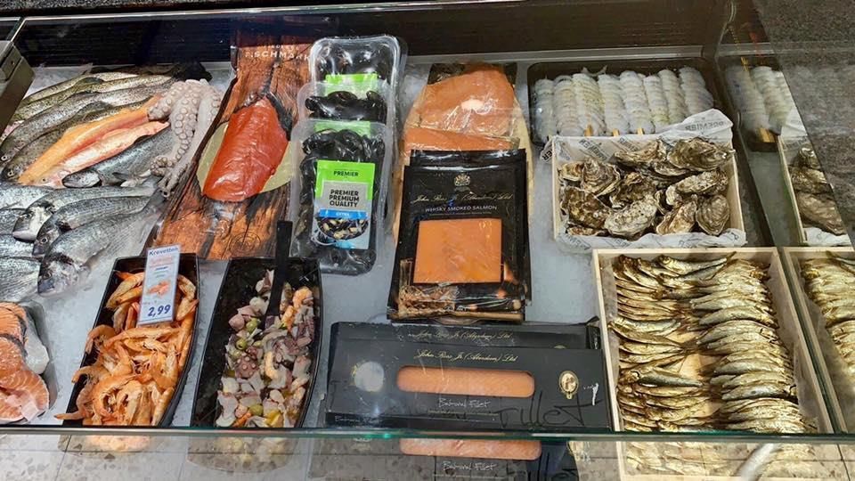 Eine Vitrine mit vielen verschiedenen Arten von Meeresfrüchten.