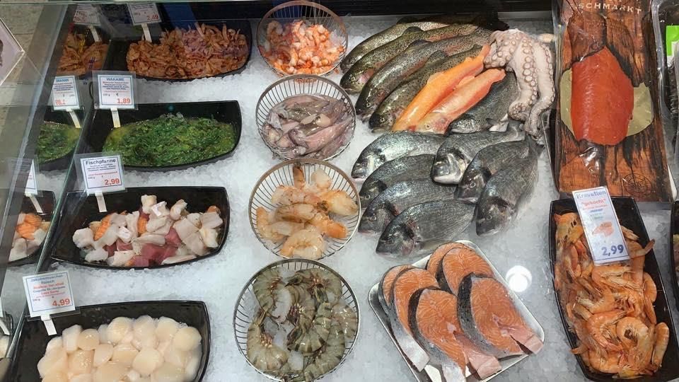 In einem Geschäft werden verschiedene Meeresfrüchte auf Eis präsentiert.