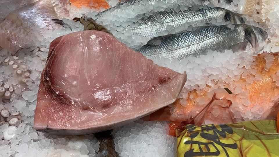 Ein Stück Fleisch liegt auf einem Eishaufen.