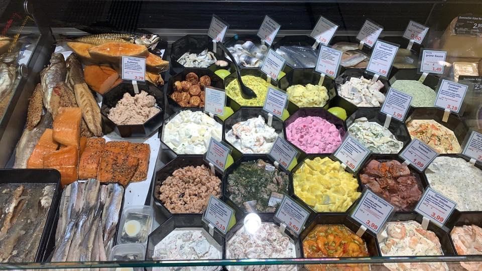 Eine Vitrine mit vielen verschiedenen Arten von Lebensmitteln.