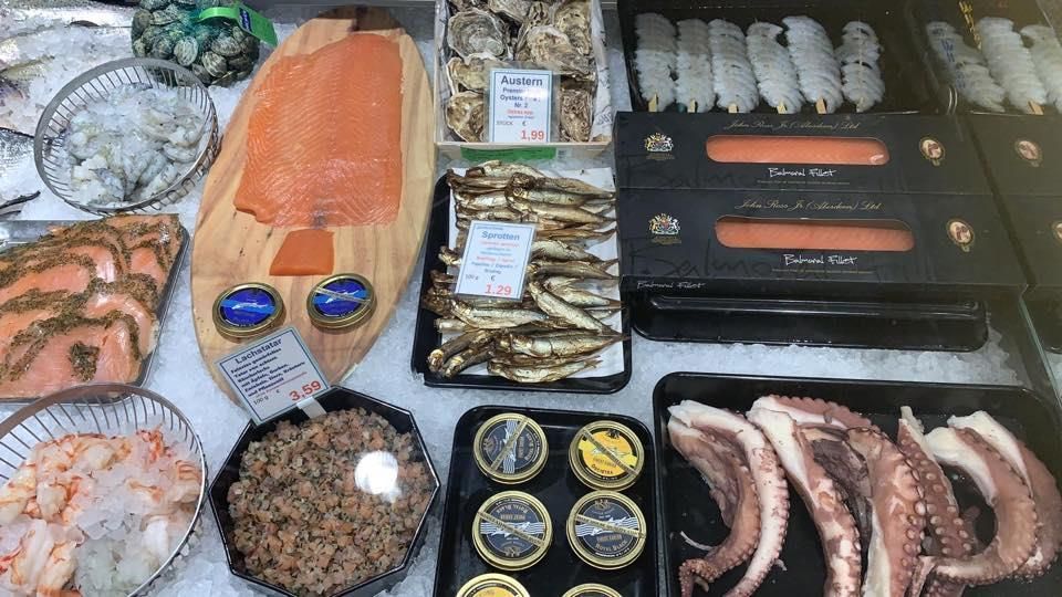 Auf einem Fischmarkt werden verschiedene Meeresfrüchte auf Eis präsentiert.