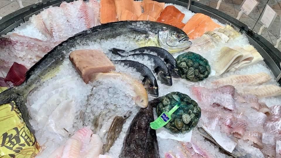 Auf dem Eis sitzen verschiedene Fische.