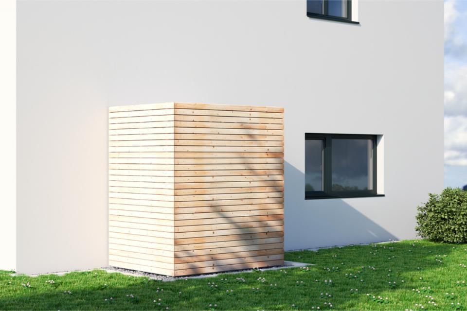 Abdeckung mit Holzbrettern an der Aussenwand