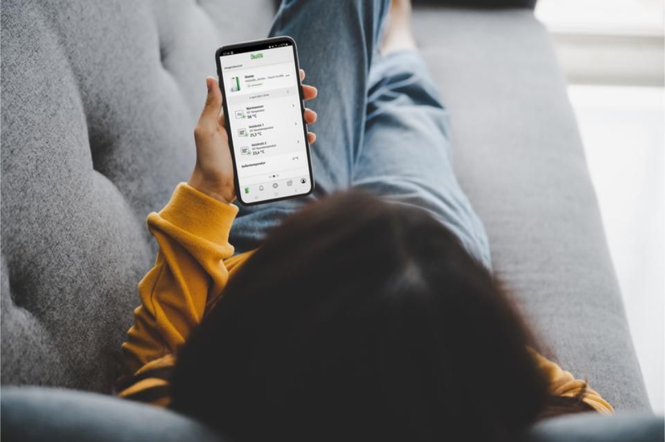 Person checkt die Ökofen App
