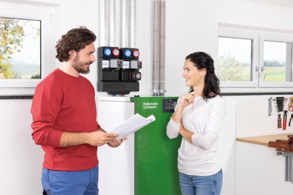 2 Personen vor einer Ökofen Anlage
