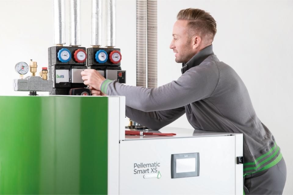 Person an der Pellematic smart xs