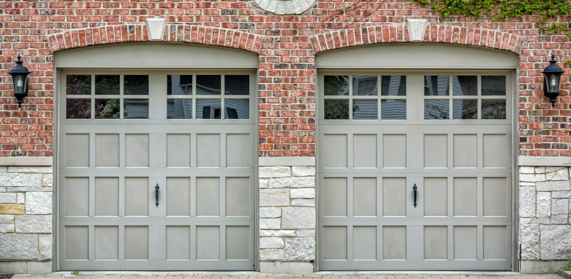 Deux portes de garage basculantes