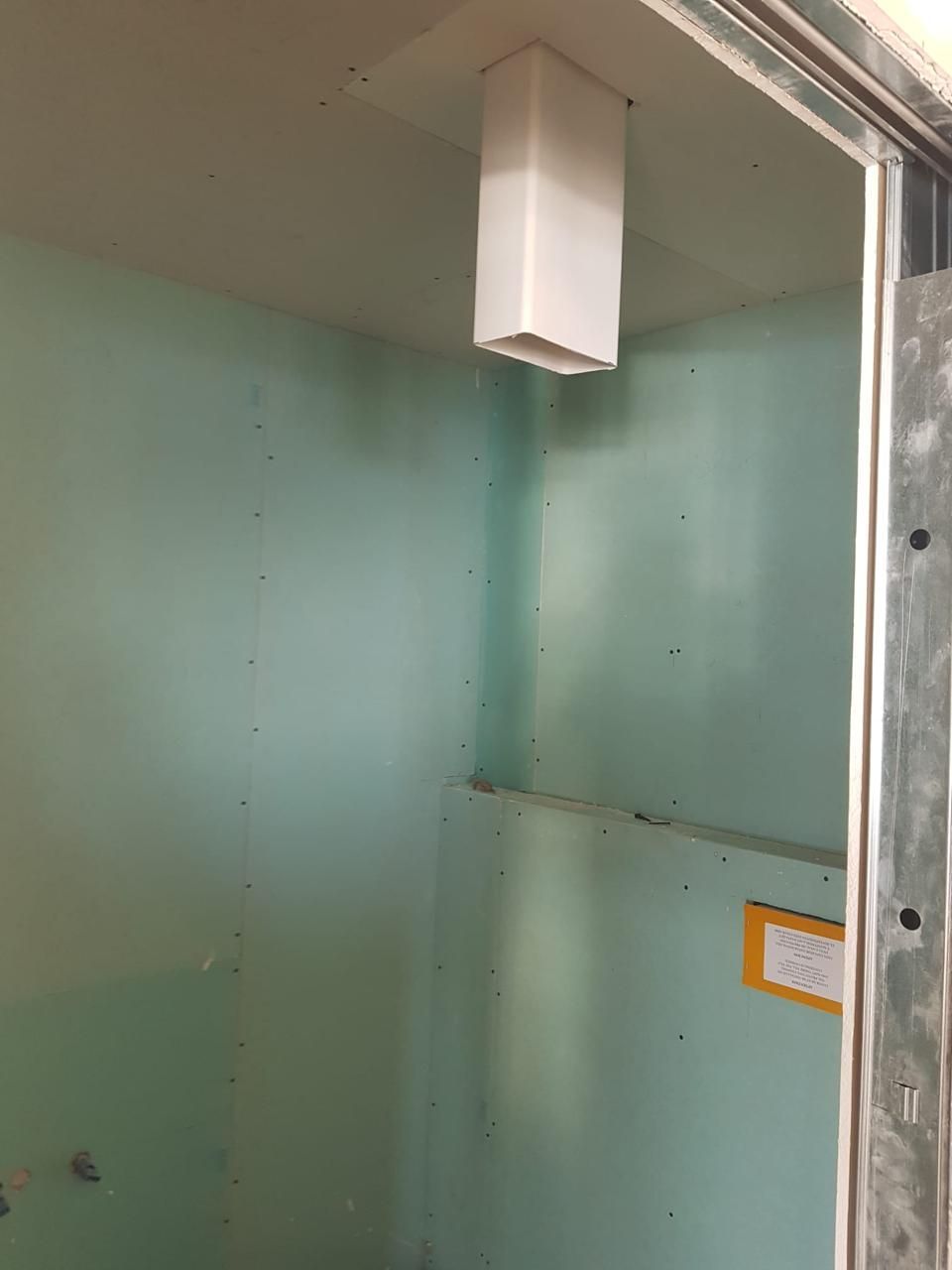 Una lámpara cuelga del techo de una habitación.