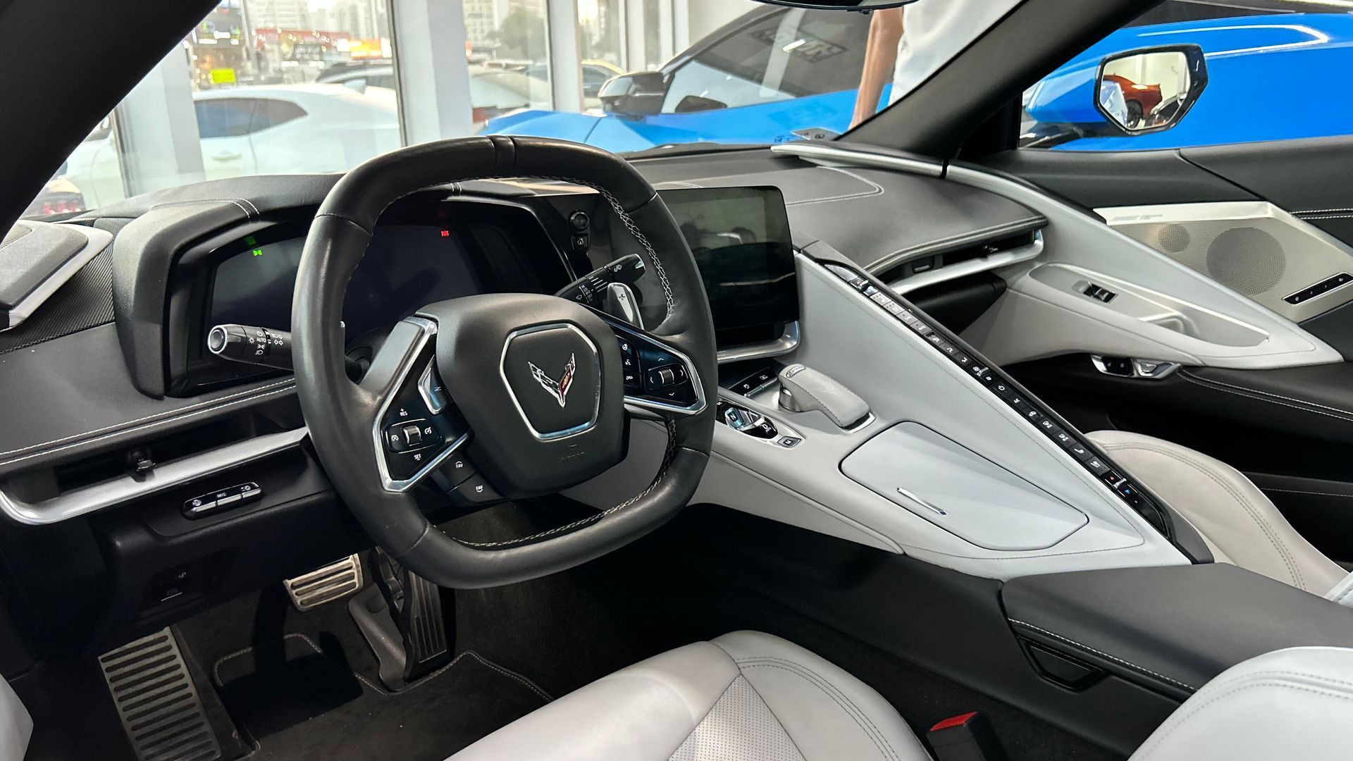 El interior de un coche deportivo con volante y salpicadero.
