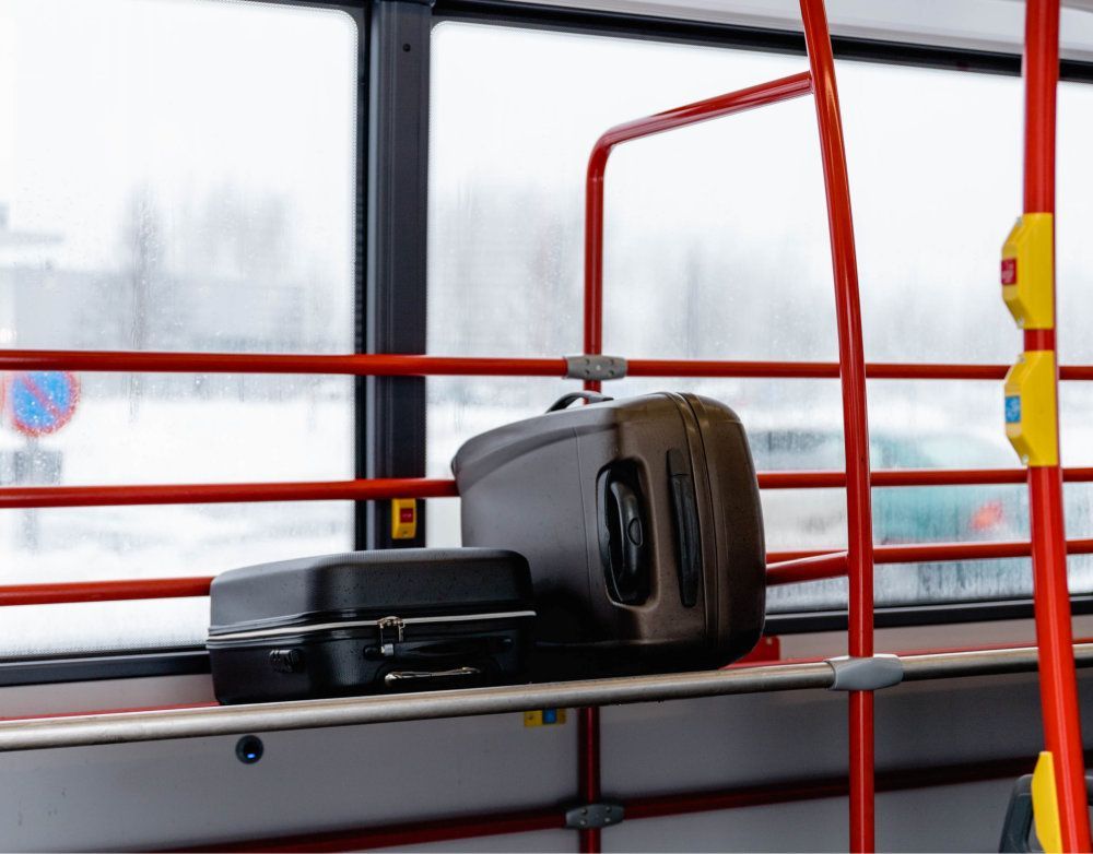 Matkalaukut Lentoparkin bussin kyydissä