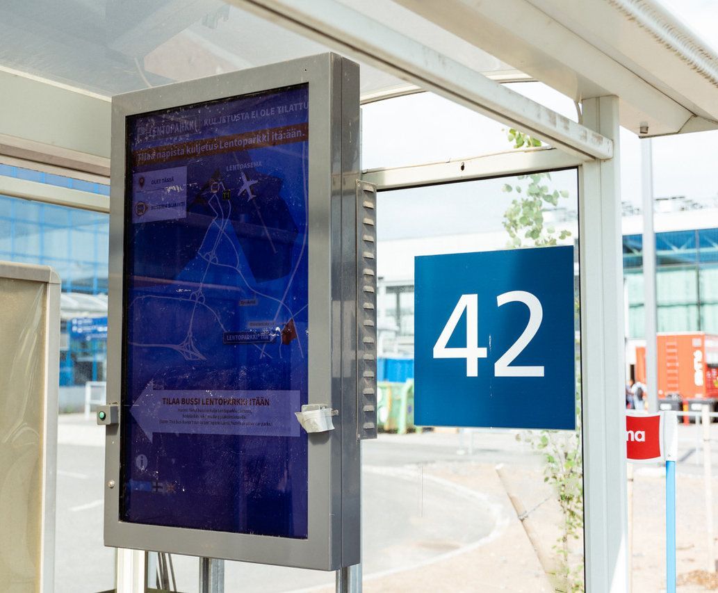Lentoparkin bussipysäkki 42
