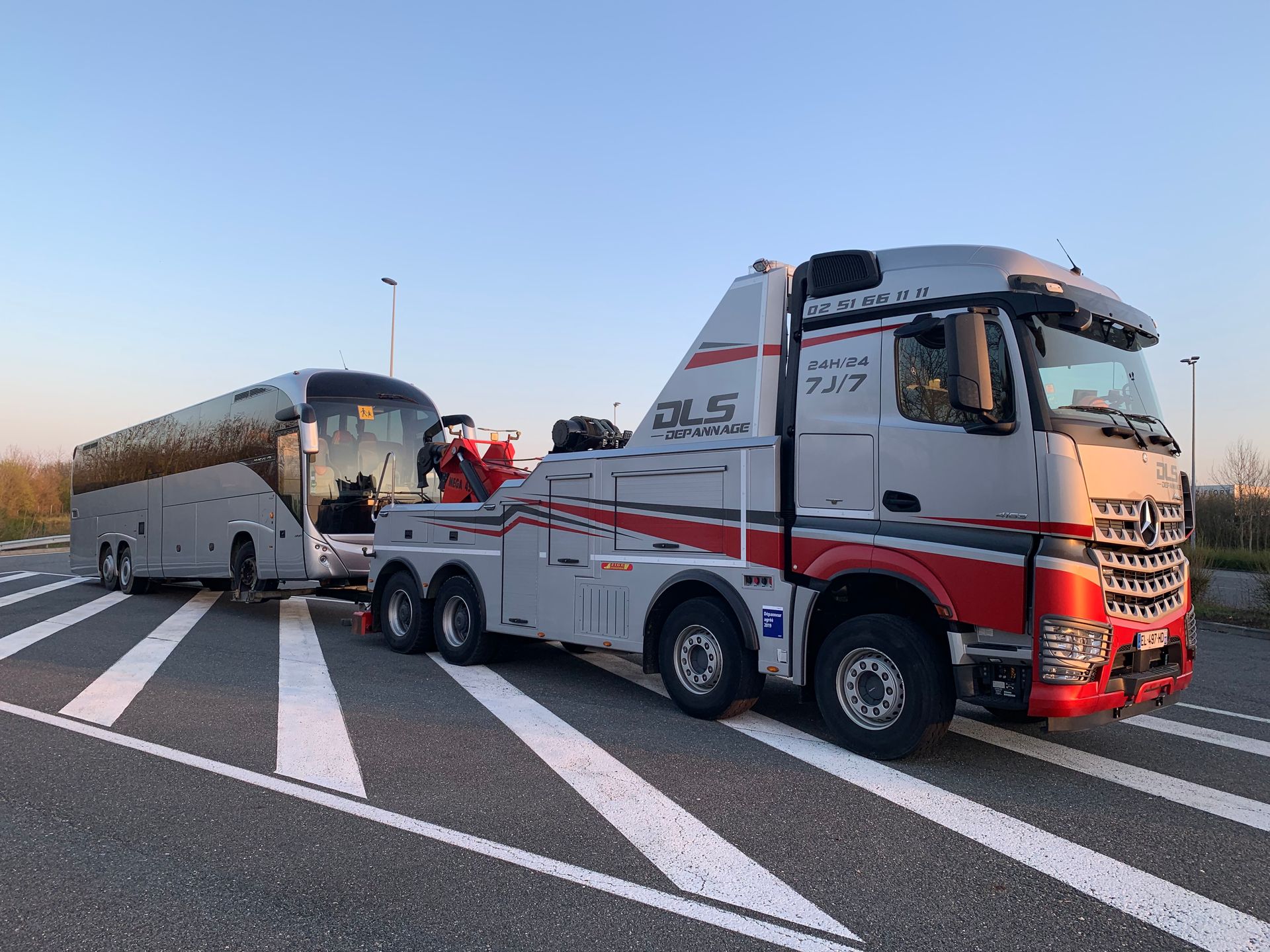 Dépanneuse tractant un bus