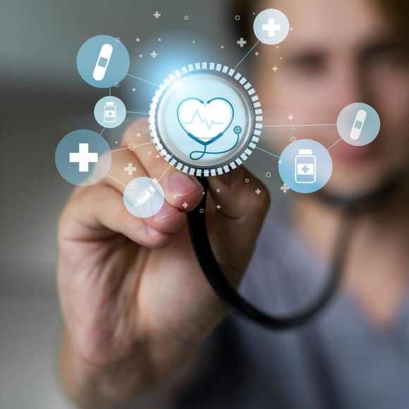 Persona in camice da laboratorio che interagisce con un'interfaccia digitale a tema sanitario, icone blu e linee di collegamento.