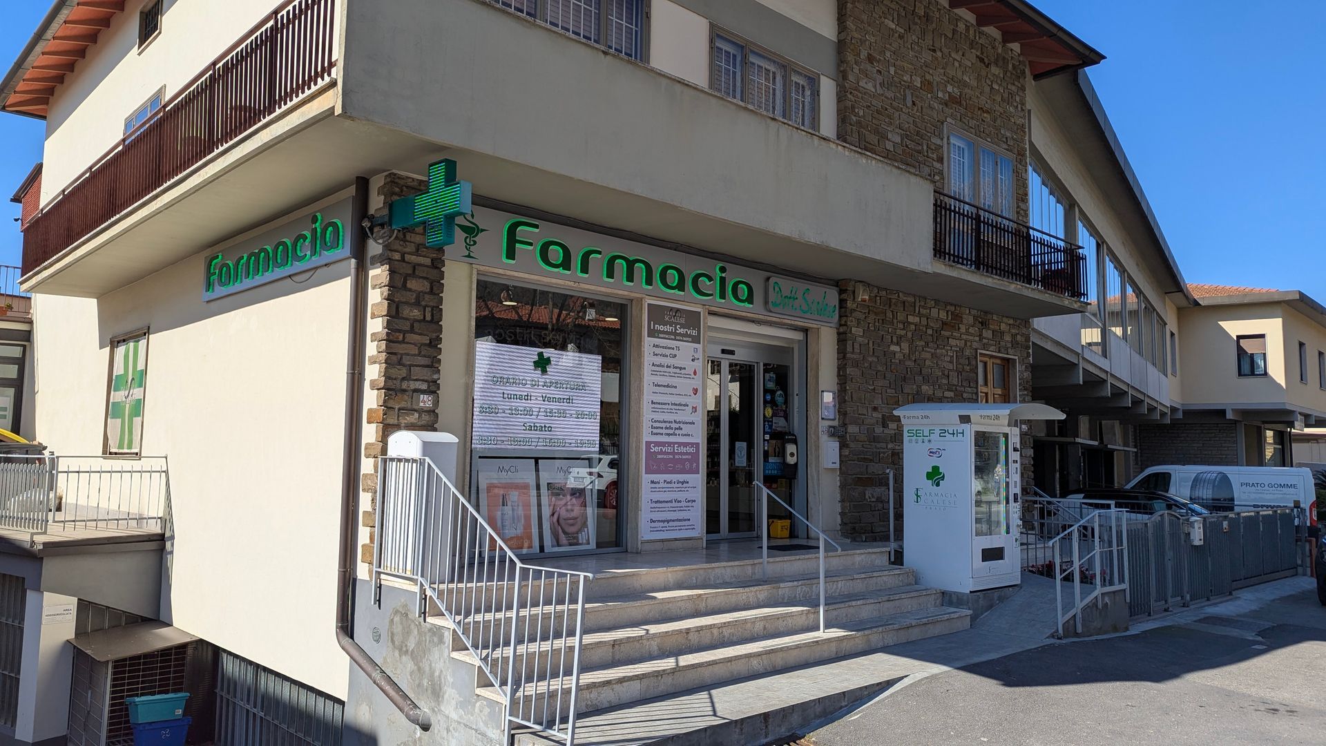 Esterno della farmacia, con l'insegna 