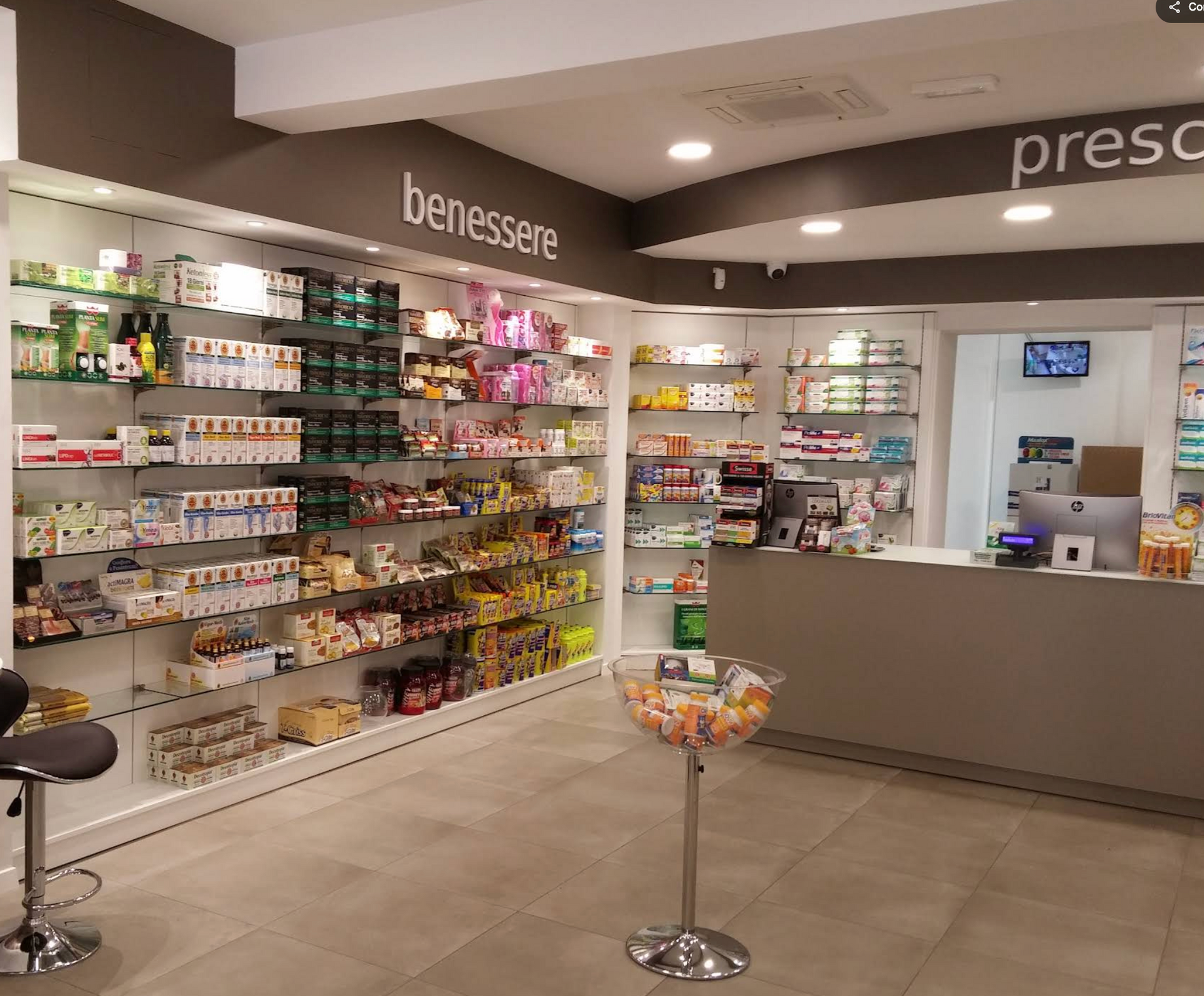 Scaffali e bancone Farmacia Scalese