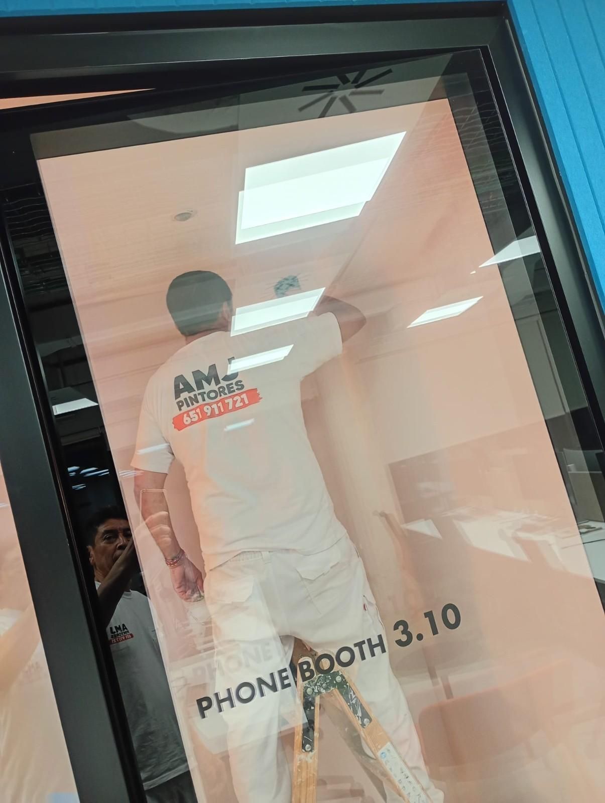 Cartel publicitario en la fachada de una tienda con una persona vestida