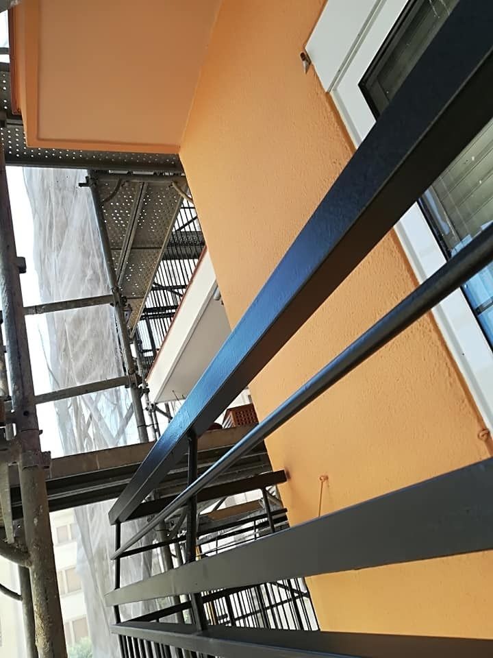 Icono de marcador de posición gris claro con un sol y montañas sobre fondo blanco