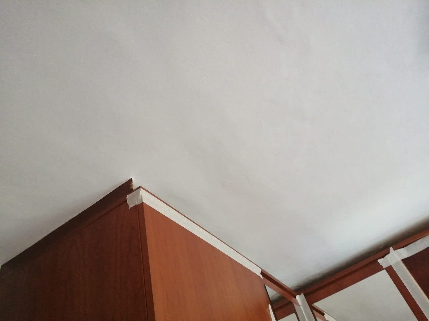 Primer plano de las encimeras de madera de los armarios que se unen a un techo 