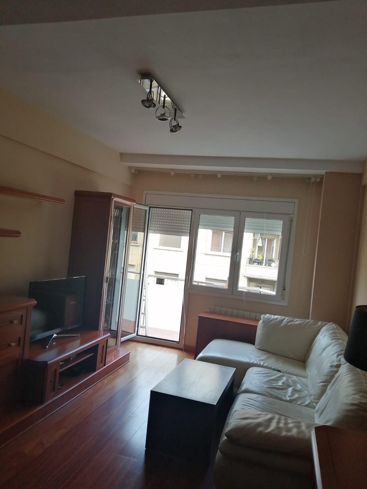 Icono de marcador de posición gris claro con un sol y montañas sobre fondo blanco