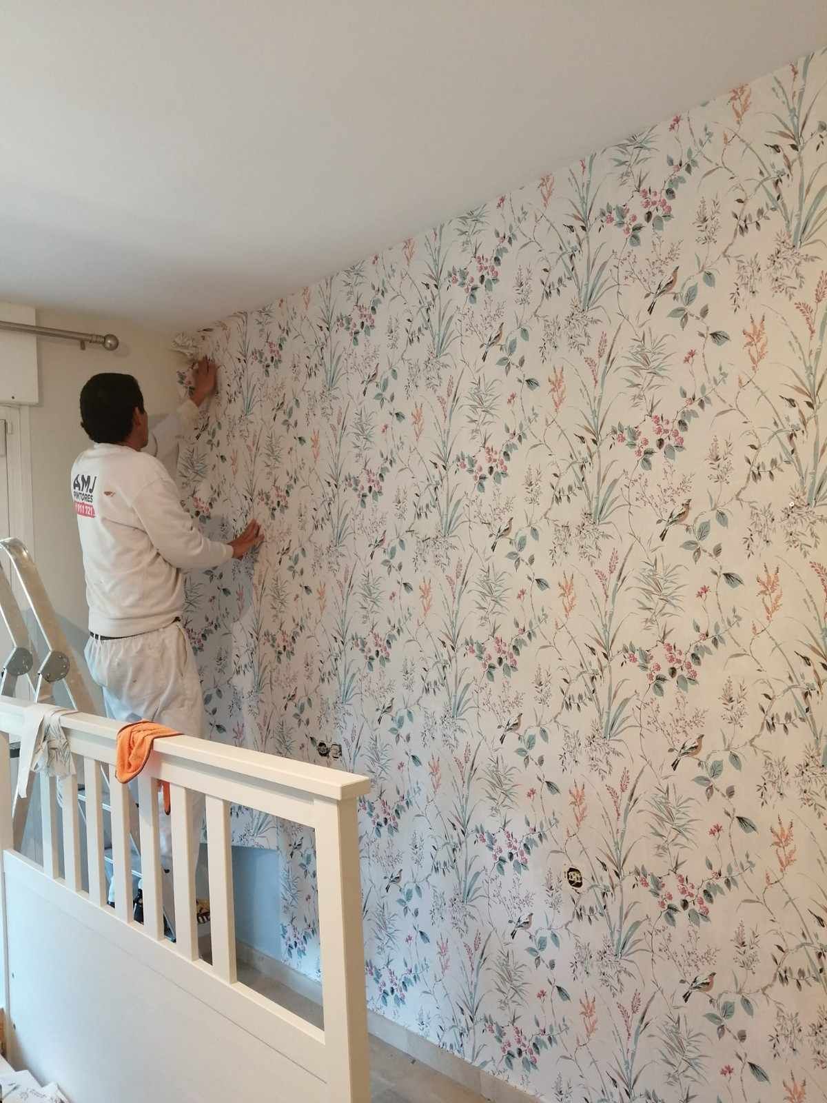 Piscina azul brillante en el patio trasero, junto a un patio con un cubo y herramientas en primer plano.