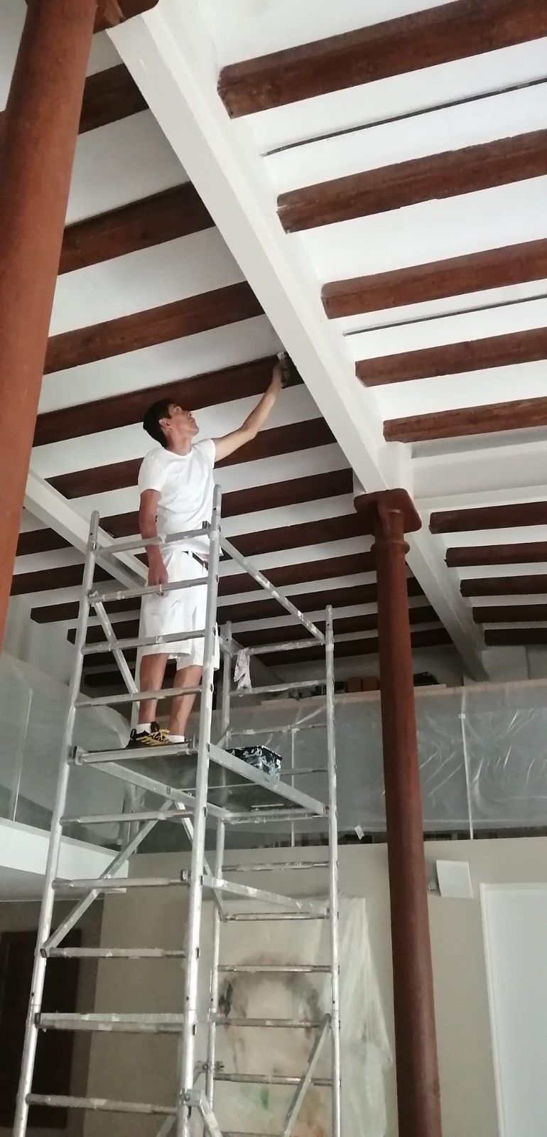 Icono de marcador de posición gris claro con un sol y montañas sobre fondo blanco