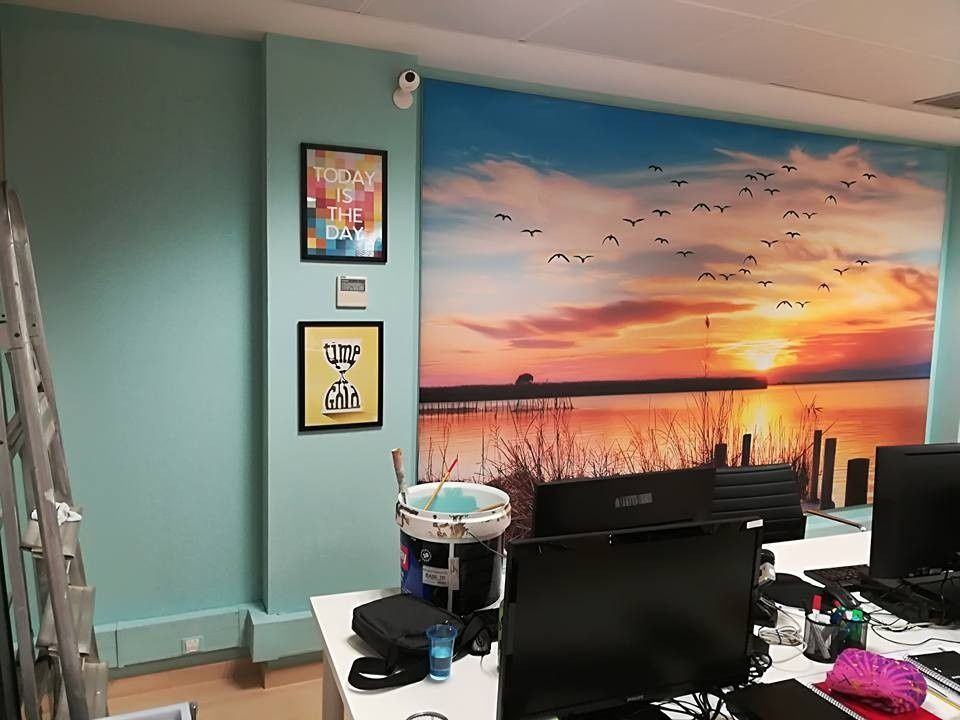 Escritorio de oficina en casa con monitores de computadora 