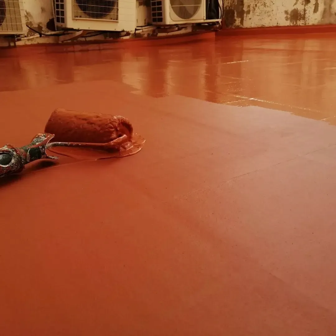 Bolso marrón con llaves sobre un suelo naranja brillante, con aires acondicionados a lo largo de la pared al fondo.