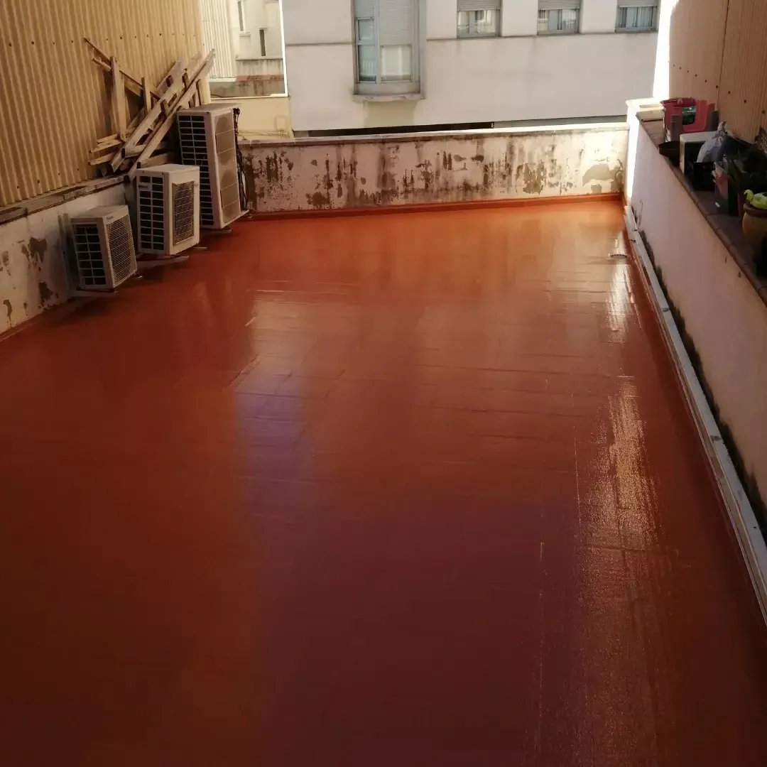 Terraza en la azotea con suelo rojo, unidades de aire acondicionado 