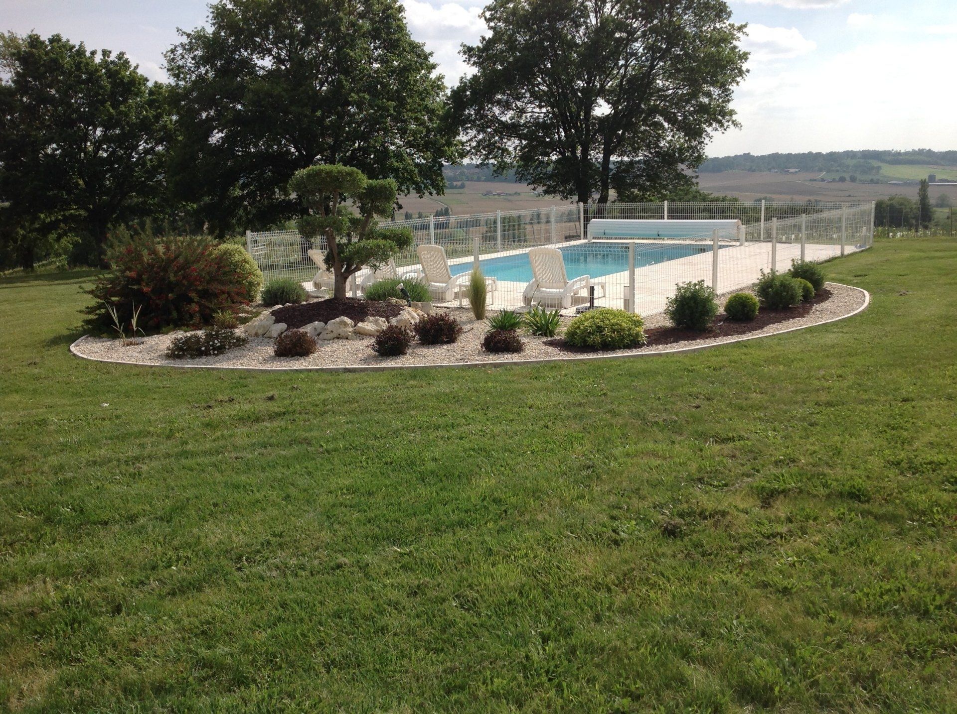 Entretien de pelouse et tour de piscine