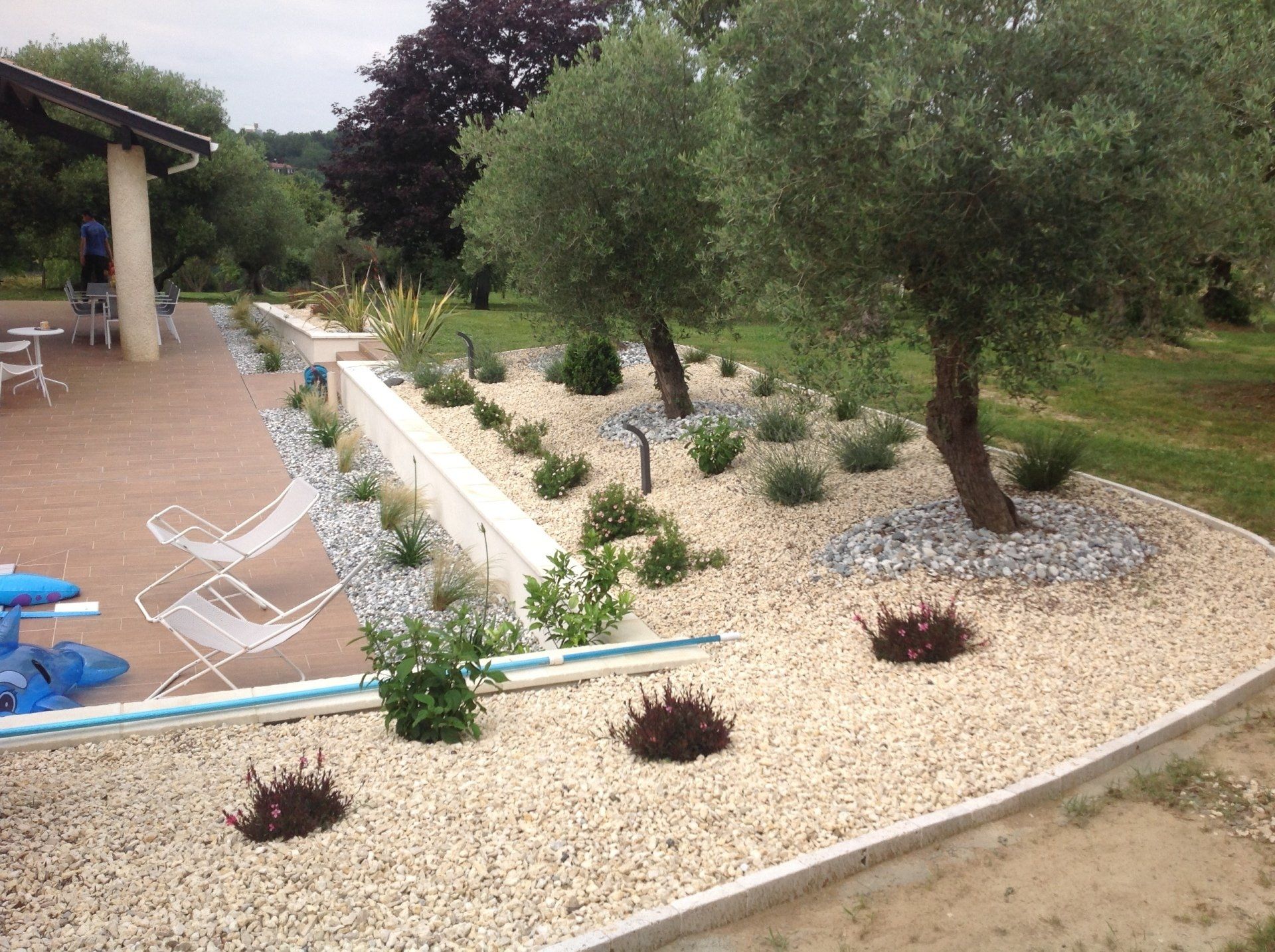 Aménagement de tour de piscine, plantation de végétaux et rocaille