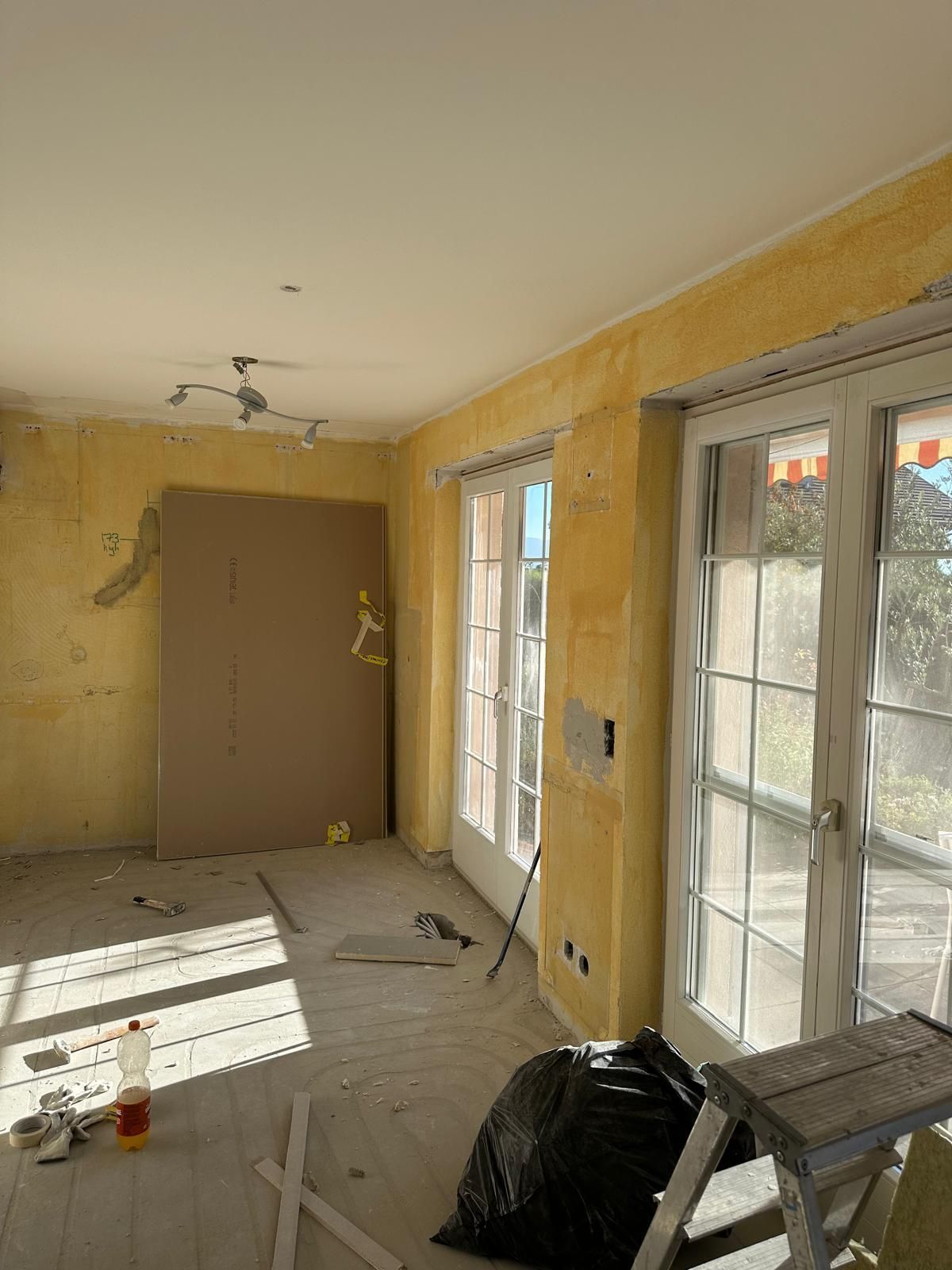 Plâtrage d'un mur avec une truelle