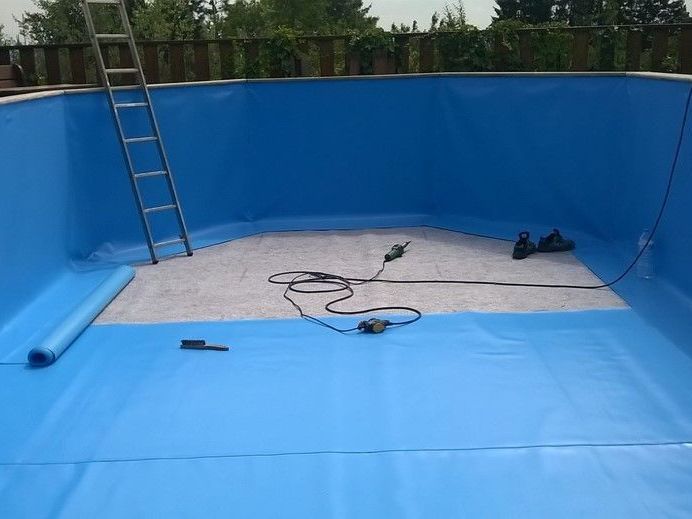 Pose de revêtement de piscine bleu uni