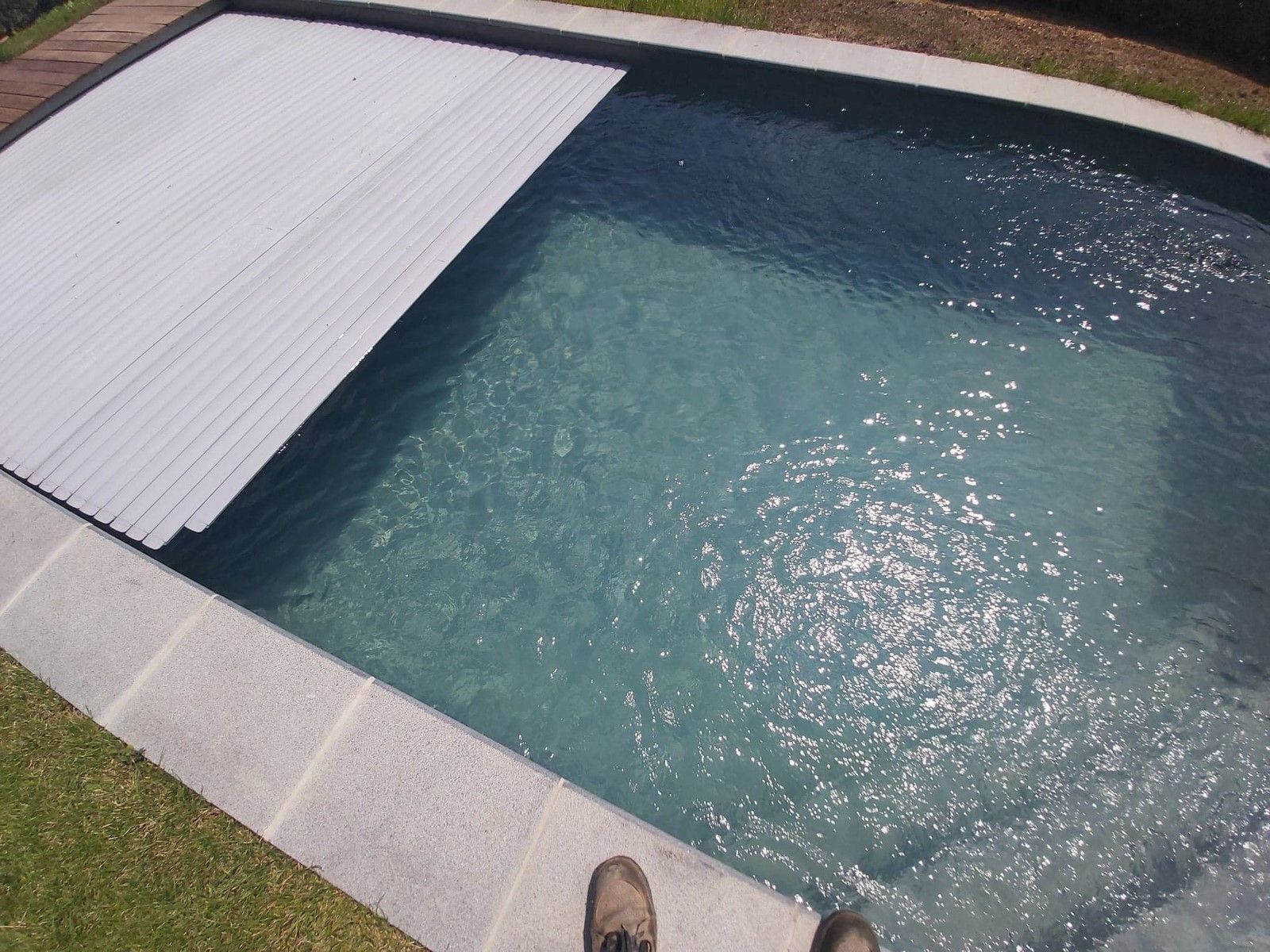 Piscine qui commence à être recouverte