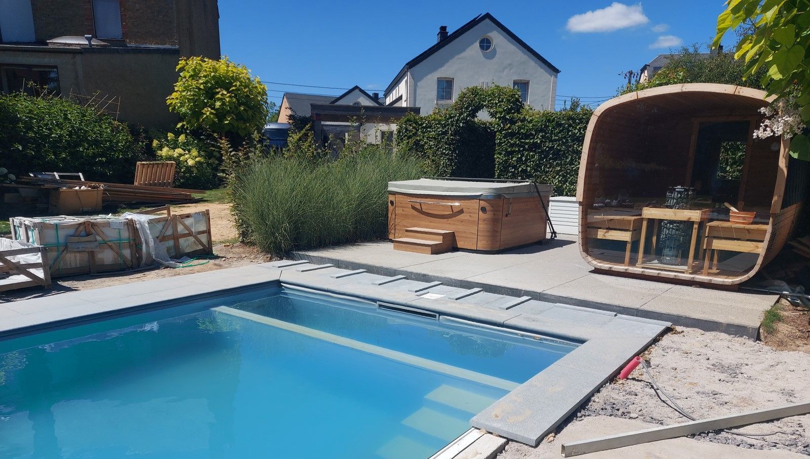 Piscine, un spa et un salon de jardin