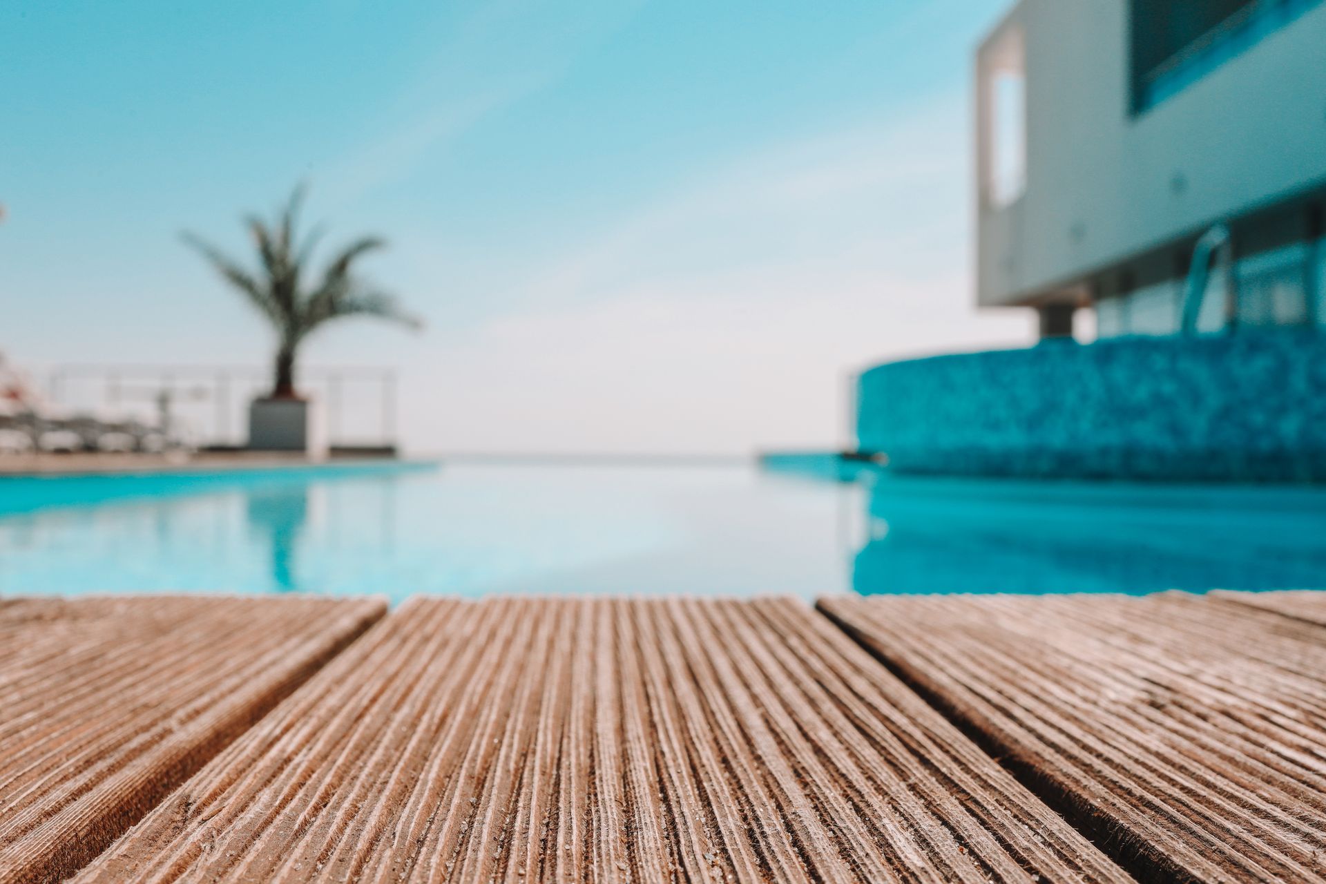 Zoom sur une terrasse en bois en bord de piscine