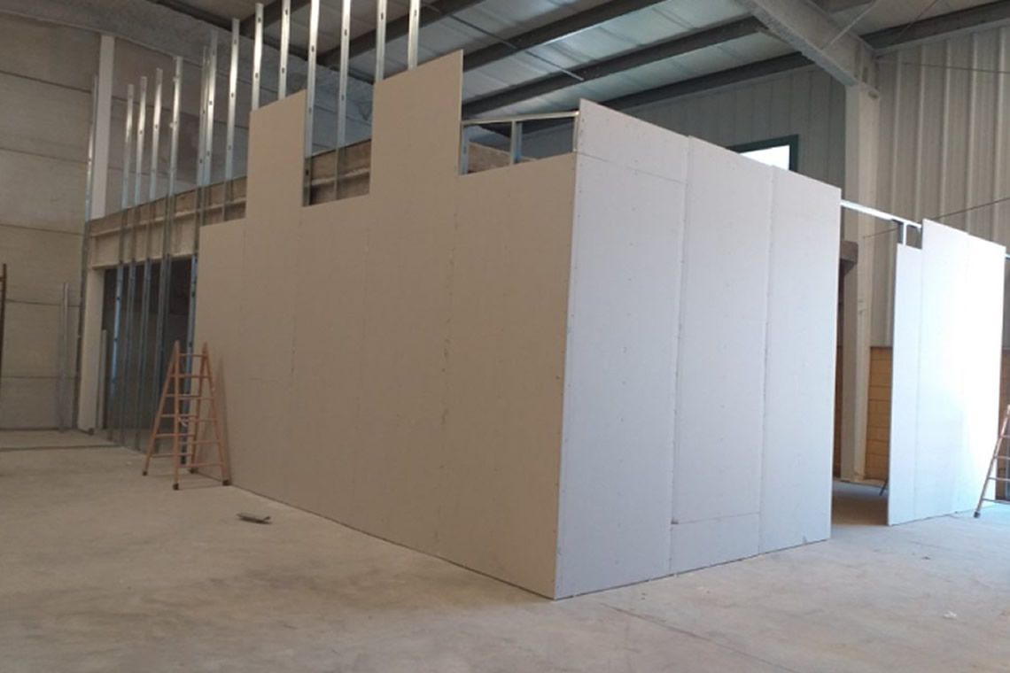 Construcción interior: paneles de yeso cubren parcialmente la estructura metálica.