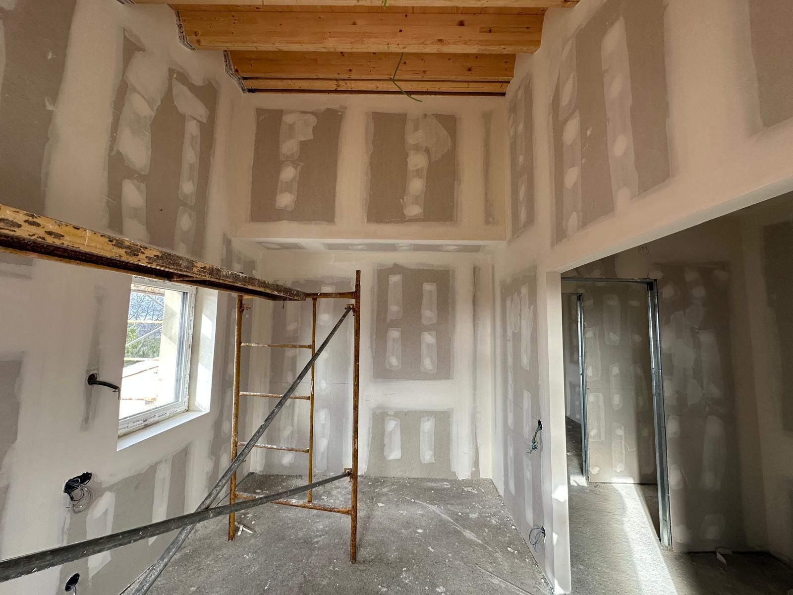 trabajo realizado de pladur en todas las paredes de una casa con revestimiento
