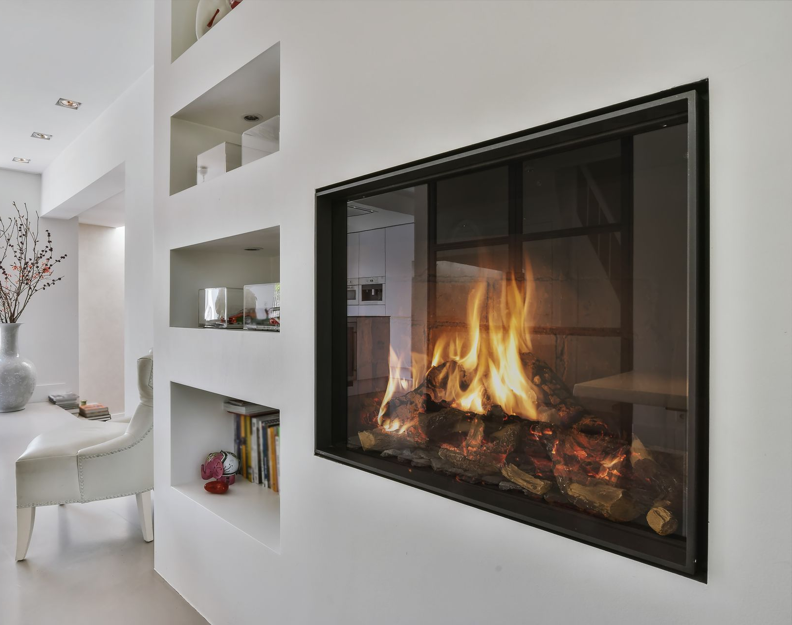 Un insert moderne incrusté dans un mur blanc.
