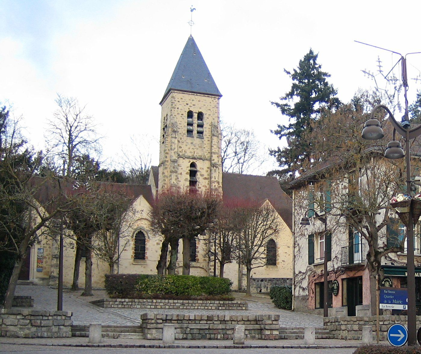 La place de l'église à Gif-sur-Yvette.