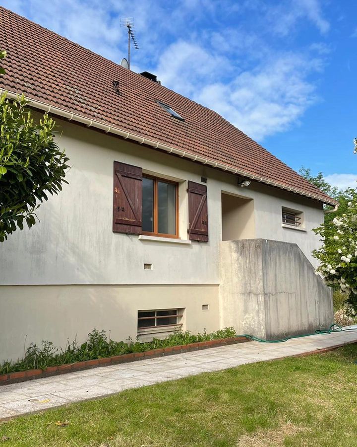 Maison avec un petit balcon avant le ravalement des façades