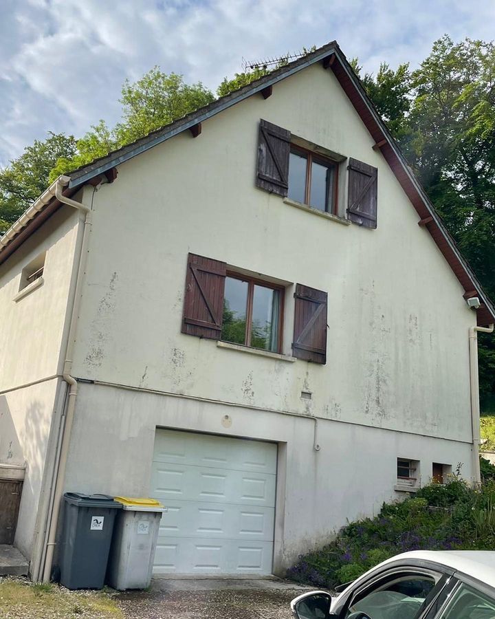 Maison à étage avant le ravalement